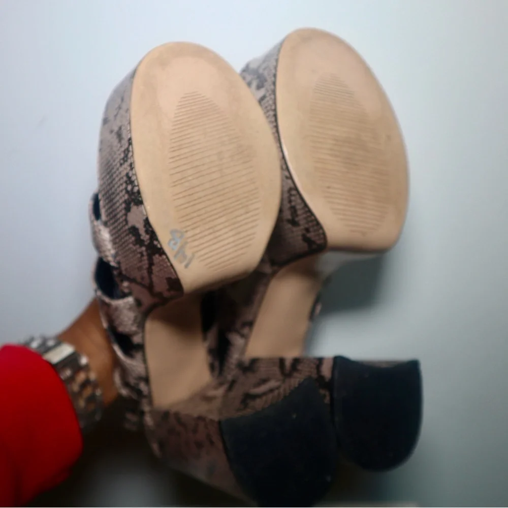 La Moda gray snake print platform heels - Picture 7 of 7